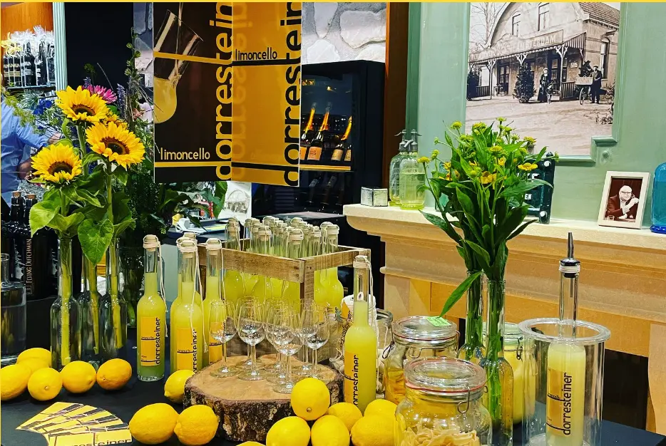 Flessen Dorresteiner Limoncello bij slijterij Bottles of Dorresteiner Limoncello on a table at local wine merchant