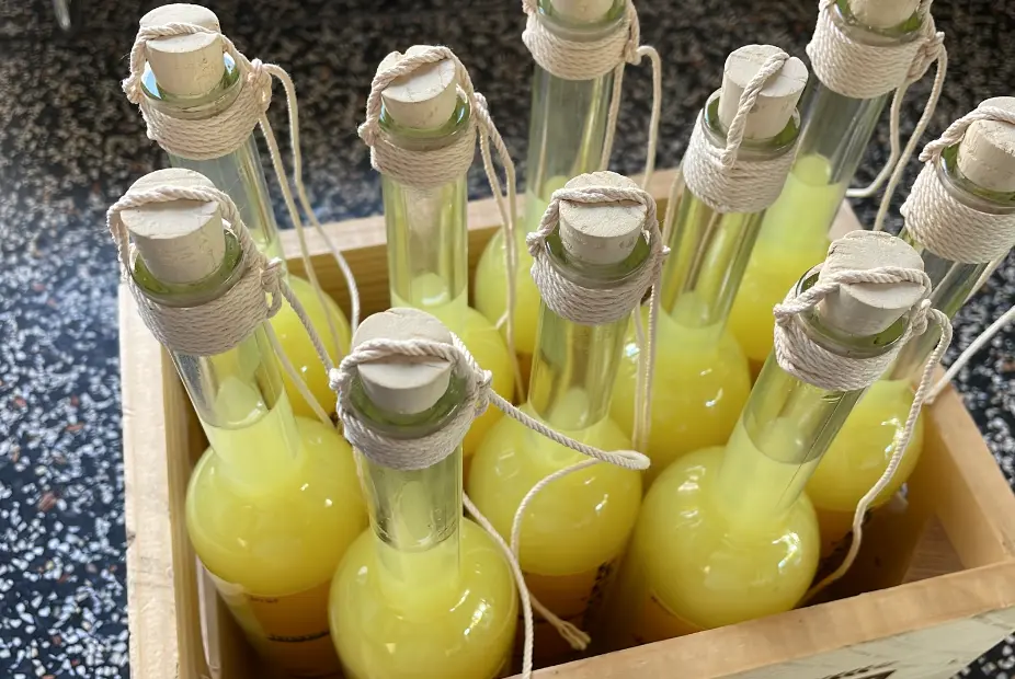 Dorresteiner Limoncello met karakteristiek touwtje om de hals Dorresteiner Limoncello met karakteristiek touwtje om de hals